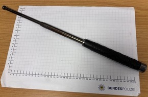 Bundespolizeidirektion Sankt Augustin: BPOL NRW: Hiebwaffe im Rucksack: Bundespolizei beschlagnahmt Schlagstock