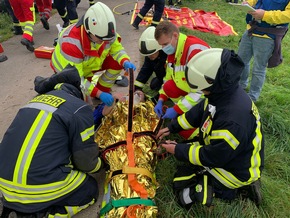 FW Borgentreich: Gemeinsame Alarmübung der Feuerwehr Borgentreich und dem Deutschen Roten Kreuz.
