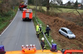 Feuerwehr Essen: FW-E: PKW von Fahrbahn abgekommen, Fahrer nur leicht verletzt