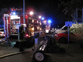 FW-AR: Arnsberger Feuerwehr rettet drei Menschen bei Brand in Mehrfamilienhaus