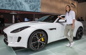 JAGUAR Land Rover Schweiz AG: La golfeuse professionnelle Anaïs Maggetti présente à l'ouverture du Salon de l'Automobile de Genève (Image)