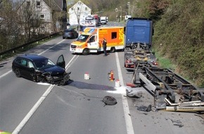 Polizei Hagen: POL-HA: 74-jähriger Autofahrer kollidiert im Lennetal mit geparktem Auflieger und verletzt sich leicht