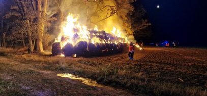 Kreisfeuerwehrverband Lüchow-Dannenberg e.V.: FW Lüchow-Dannenberg: Strohmiete brennt bei Gusborn (Lüchow-Dannenberg) +++ Feuer droht in den Wald zu laufen +++ Feuerwehr appelliert an Landwirte
