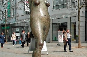 Polizeiinspektion Hildesheim: POL-HI: Bronzeskulptur " Stehende mit Vogel" gestohlen