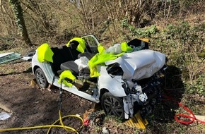 Feuerwehr Velbert: FW-Velbert: Verkehrsunfall mit eingeklemmter Person in der Hefel
