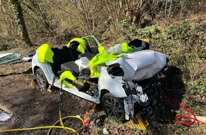 Feuerwehr Velbert: FW-Velbert: Verkehrsunfall mit eingeklemmter Person in der Hefel