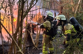 Feuerwehr Bremerhaven: FW Bremerhaven: Gartenlaubenbrand im Fehrmoor