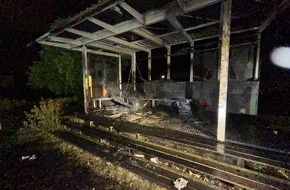 Polizeipräsidium Nordhessen - Kassel: POL-KS: Hütte auf Spielplatz mutmaßlich in Brand gesetzt: Zeugen im Struthbachweg gesucht