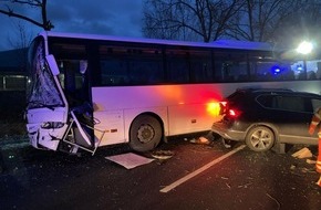 Feuerwehr Minden: FW Minden: Verkehrsunfall zwischen einem Schulbus und einem PKW