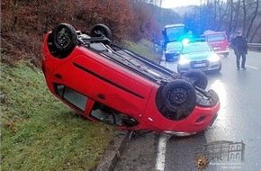 Polizeipräsidium Westpfalz: POL-PPWP: Tempo nicht angepasst - Auto überschlägt sich