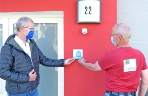 Kreispolizeibehörde Oberbergischer Kreis: POL-GM: Plakettenübergabe "Zuhause sicher" auf dem Hackenberg
