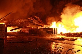 Feuerwehr Essen: FW-E: Großbrand in einem Recycling-Unternehmen in Essen, II. Fortschreibung