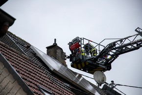 FW LK Neunkirchen: Gewitter über Neunkirchen - Blitz sprengt Kamin und Windböe bläst Verkaufsbude um