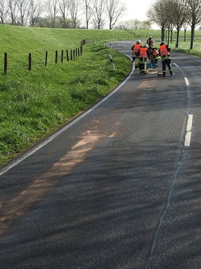 FW-KLE: Kilometerlange Ölspur führt zu Feuerwehreinsatz.