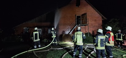 Kreisfeuerwehrverband Lüchow-Dannenberg e.V.: FW Lüchow-Dannenberg: +++Schnelles Eingreifen der Einsatzkräfte verhindert größere Schäden bei Terrassenbrand in Seedorf bei Dannenberg+++