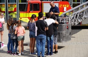 Feuerwehr Ratingen: FW Ratingen: Kinder eines Sprachförderungskurses zu Gast auf Feuerwache