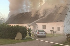 Polizeiinspektion Cuxhaven: POL-CUX: Wohnhausbrand in Wehdel + Fahrradfahrer entreißt Seniorin Tasche