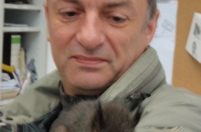 Polizei Düsseldorf: POL-D: Kleines Eichhörnchen ohne Familie sucht sich Polizisten als "Retter" aus - 12 Wochen junges Fellknäuel nun in privater "Baby-Eichhörnchen Auffangstation in Solingen" - Foto hängt als Datei an