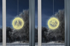 PEARL GmbH: Zwei weihnachtliche Fenster-Lichter schmücken das Zuhause: Lunartec Weihnachtliches Fenster-Licht mit Glocken- oder Weihnachtsbaum-Motiv