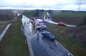 Polizeipräsidium Freiburg: POL-FR: Riegel am Kaiserstuhl - Verkehrsunfall mit zwei verletzten Personen auf der L113 Endingen am Kaiserstuhl - Verkehrsunfallflucht auf dem Marktplatz - Polizei sucht Zeugen