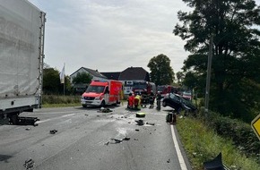 Feuerwehr Iserlohn: FW-MK: Verkehrsunfall auf dem Schälk