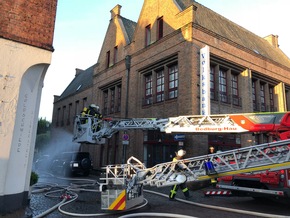 Feuerwehr Kalkar: Dachstuhlbrand - Wohnungen unbewohnbar, keine Verletzen