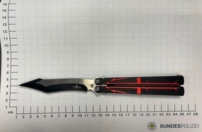 Bundespolizeidirektion Sankt Augustin: BPOL NRW: Bundespolizei findet Butterflymesser bei einem 17-Jährigen