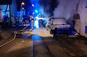 Feuerwehr Pulheim: FW Pulheim: Feuer zerstörte PKW und Hausfassade