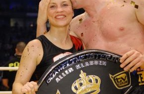 ProSieben: Ein Kampf, zwei Sieger: Killerplauze Raab fasziniert bis zu 10 Millionen Zuschauer /Regina Halmich ist neue und alte Box-Weltmeisterin aller Klassen