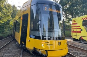 Feuerwehr Dresden: FW Dresden: Straßenbahn gleist bei Verkehrsunfall aus