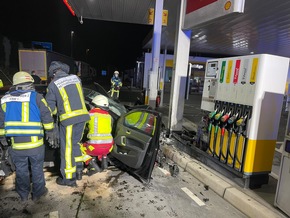 FW-BO: Vier Schwerverletzte, Auto fährt in die Tankstelle auf der A 40