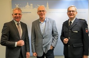 Polizeidirektion Lüneburg: POL-LG: Vorzeitiges Weihnachtsgeschenk: Ulrich Constabel zum Kriminaloberrat befördert!