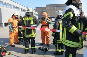 Feuerwehr der Stadt Arnsberg: FW-AR: Brand bei Firma Umarex in Arnsberg-Neheim löst Großeinsatz aus