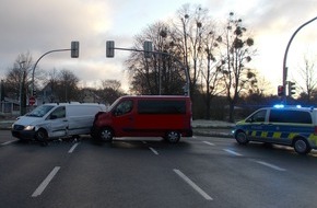 Polizei Minden-Lübbecke: POL-MI: Kleintransporter kollidieren im Kreuzungsbereich der Birne