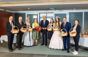 Deutschland - Mein Garten (eine Initiative der Bundesvereinigung der Erzeugerorganisationen Obst und Gemüse / BVEO): Heute regiert der Apfel: Traditionelles "Apfelkabinett" im Bundeskanzleramt / Apfelköniginnen aus den heimischen Anbaugebieten ...