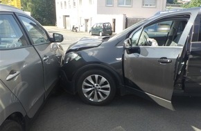 Polizei Hagen: POL-HA: Autos stoßen bei Abbiegevorgang zusammen