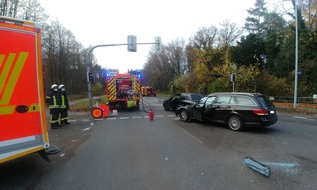 Feuerwehr Mülheim an der Ruhr: FW-MH: Verkehrsunfall im Kreuzungsbereich Uhlenhorstweg und Worringer Reitweg