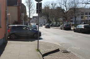 Polizei Minden-Lübbecke: POL-MI: E-Scooter-Fahrer fährt gegen Auto und flüchtet