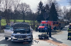 Feuerwehr Hattingen: FW-EN: Verkehrsunfall zwischen Motorrad und PKW fordert drei Verletzte