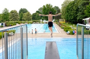 HUK-COBURG: Tipps für den Alltag - Ein kurzer Blick ist nicht genug / Kein Vorrang für Schwimmer oder Springer - gefragt ist gegenseitige Rücksichtnahme (BILD)
