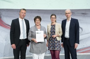 FZI Forschungszentrum Informatik: Wie handlungsfähig ist Deutschland im digitalen Raum? Digital-Gipfel 2017: Überreichung der Studie "Kompetenzen für eine digitale Souveränität" an Brigitte Zypries