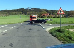 Polizei Minden-Lübbecke: POL-MI: Zwei Autos prallen auf Kreuzung in Oberbauerschaft zusammen