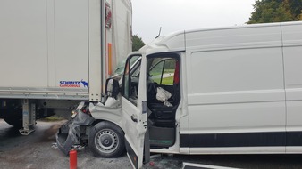 Polizeipräsidium Nordhessen - Kassel: POL-KS: Schwerer Unfall auf A 49: Mutmaßlicher Verursacher flüchtet; Zeugen gesucht