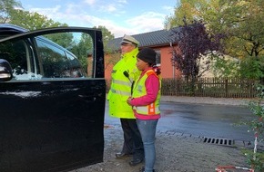 Polizeiinspektion Celle: POL-CE: Eine Verkehrskontrolle "etwas anderer Art"! Polizei Celle und die kleinen "Verkehrsdetektive" der Grundschule Garßen kontrollieren Geschwindigkeit von Autofahrern