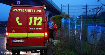 Feuerwehr Hagen: FW Hagen: Wasserrettung, Person in Lenne