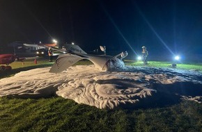 Feuerwehr Landkreis Leer: FW-LK Leer: Sturmböe erfasste Flugzeug auf dem Flugplatz Leer-Papenburg und beschädigte dieses schwer.