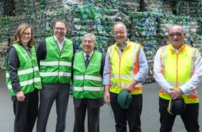 Schwarz Unternehmenskommunikation GmbH & Co. KG: EU-Kommissar Karmenu Vella besucht Recyclingwerk - "Plastik einen Wert geben"