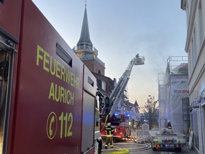 FW-AUR: Flammenüberschlag bedroht mehrere Gebäude