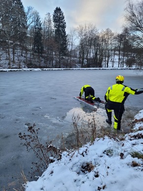 FW Hennef: Feuerwehr Hennef &uuml;bt Menschrettung auf zugefrorenem Teich