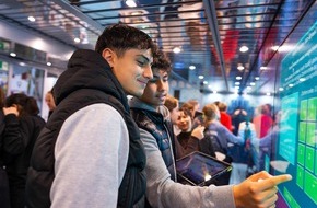 Programm COACHING4FUTURE der Baden-Württemberg Stiftung gGmbH: Digitalisierung erlebbar machen: Hightech-Truck bei Messe Quantum Effects in Stuttgart (10./11.10.)